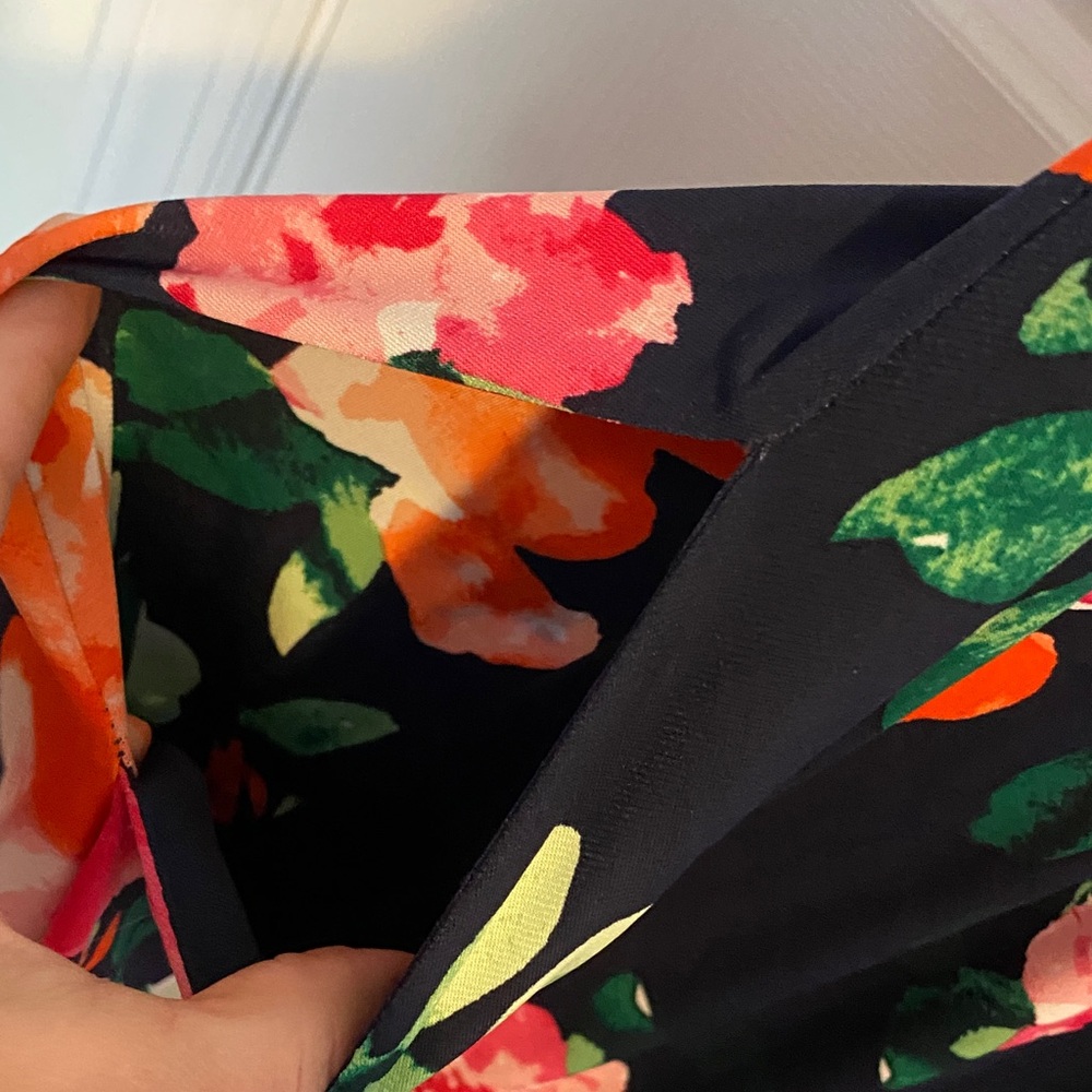 Vince Camuto navy blue and Floral Midi Dress with pockets .ruched waist - Picture 4 of 7